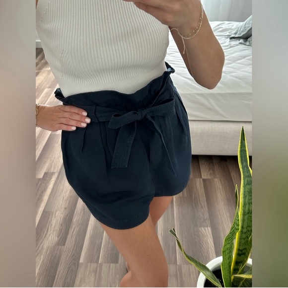 FRAME Belted Paperbag Linen-Blend Pocket Shorts - Picture 8 of 11